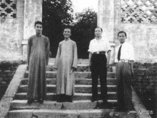 苏步青(右二)在广西宜山文庙前同陈建功(右三)、熊全治(右一)等人合影。