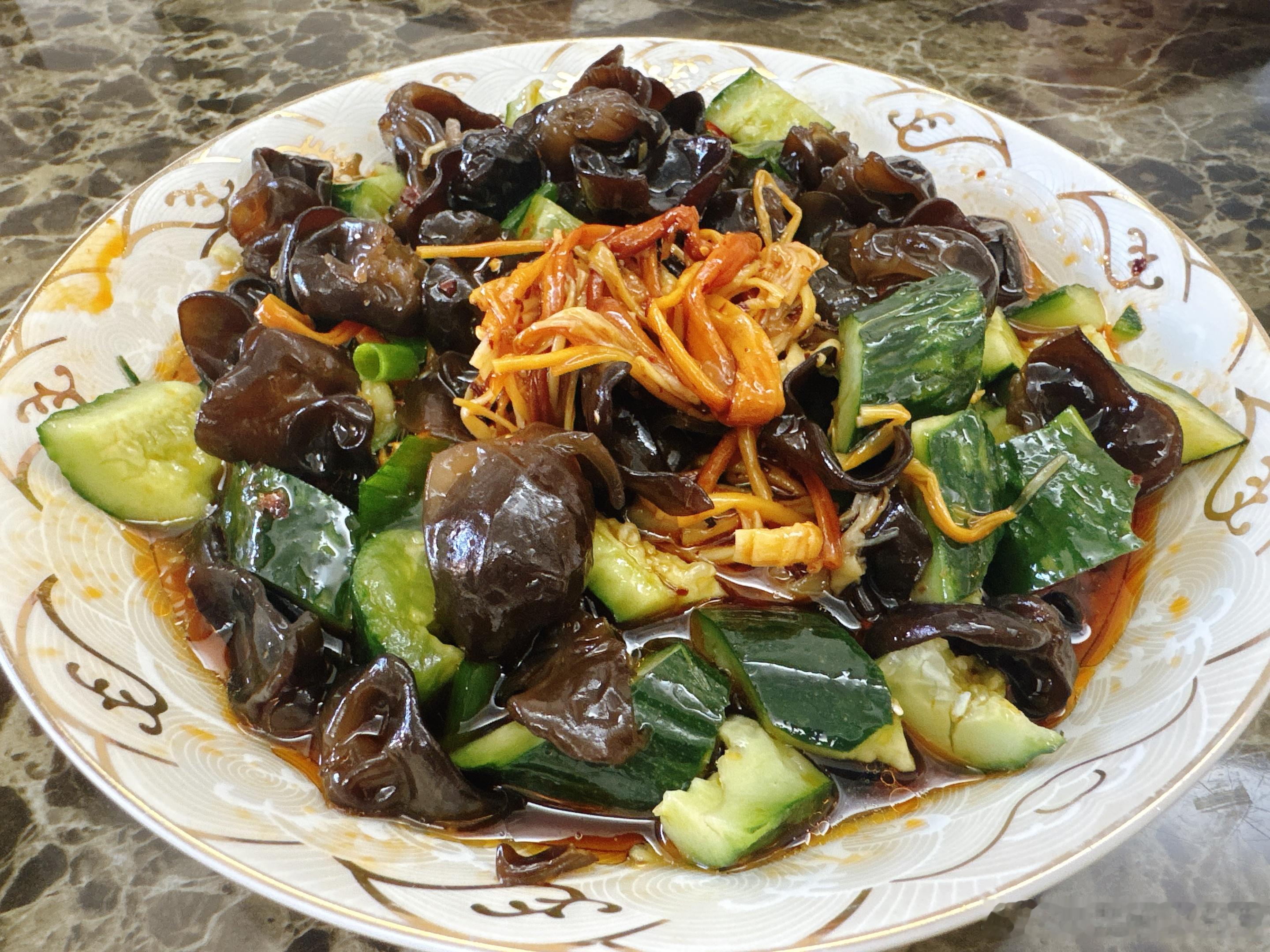 半个月没有来妈妈家吃饭了！晚上做的都是我爱吃的……麻麻说吃饱了回家才有力气抗台台