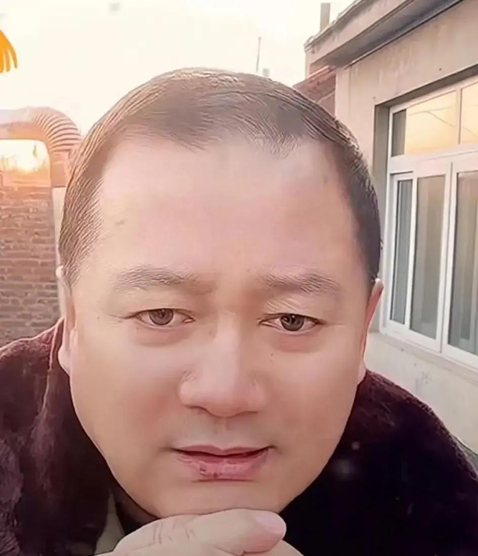 网上突然冒出一条“谢广坤直播爆闫学晶家族生意”的热帖，我点进去一看，全是AI配音