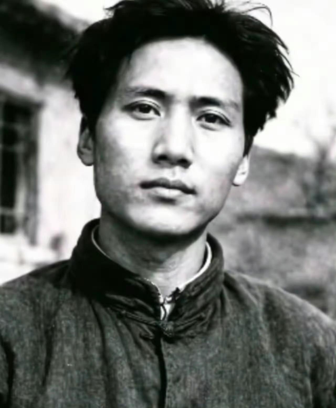 刷到伟人年轻时的相片！我的天啊！伟人不仅雄才伟略，样样全能！就长相也是一等一的帅