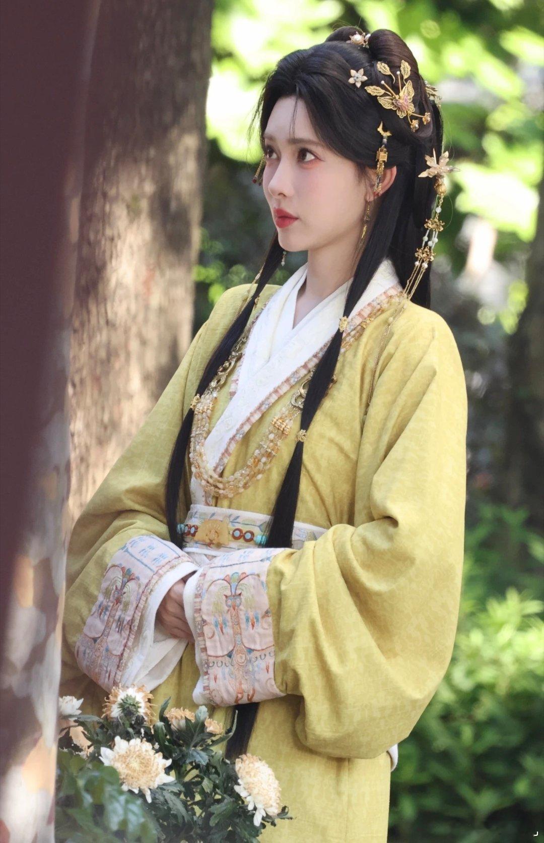 孟子义鹅黄古装 救命！孟子义穿鹅黄色也太会了吧，娇俏感拉满，嫩得仿佛自带减龄bu