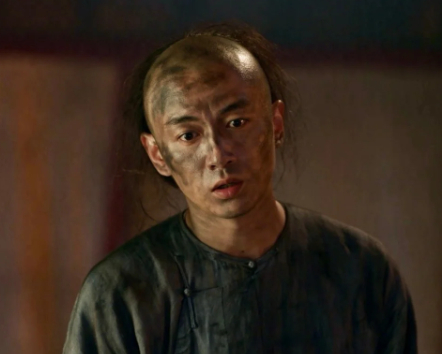 这居然是陈晓黑图 这是被崩成爆炸头了，谈生意好歹洗把脸先