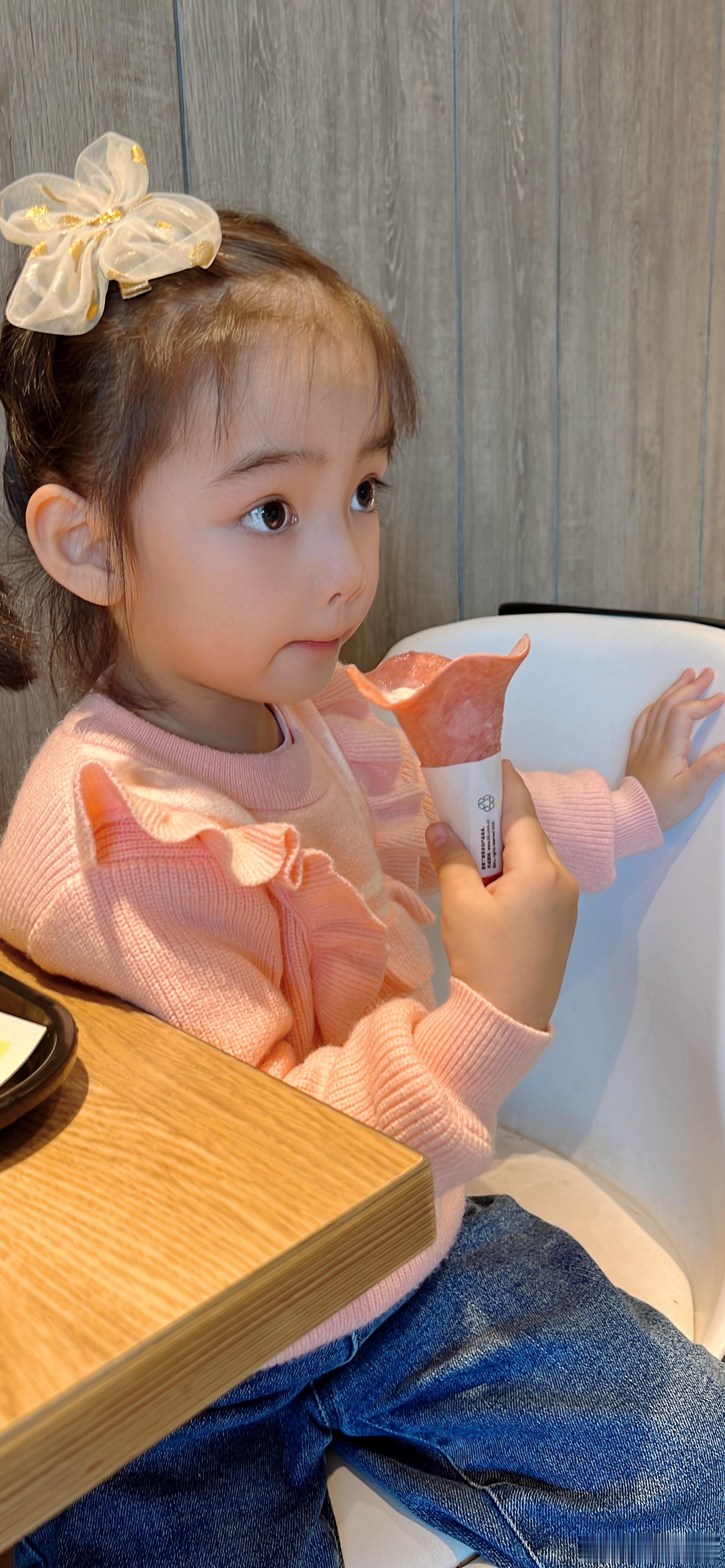 昨天看到了小姨发了太阳仔真的养得太好了全身都是肉肉的也让我想起来米米小时候大概5