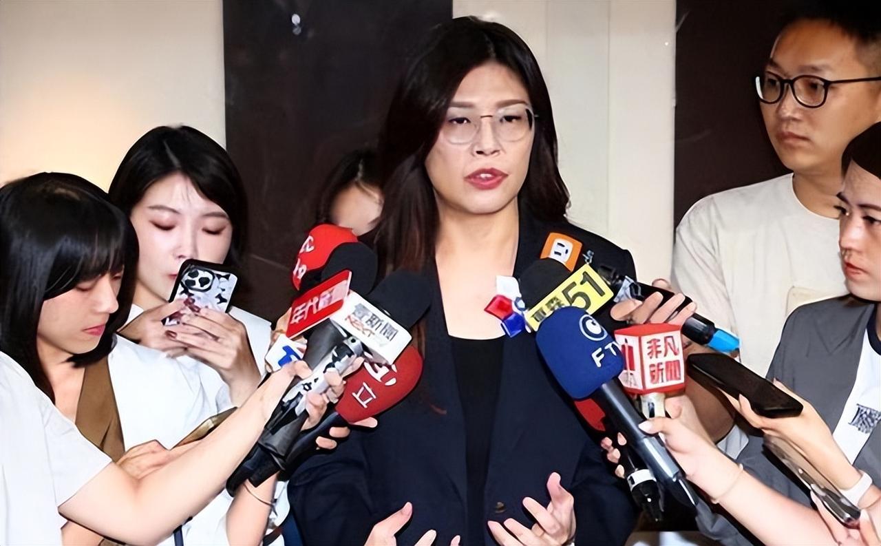 特朗普一脚把“台独”踹下了牌桌，郑丽文举旗反“独”正猛，结果自家人侯友宜却突然跳