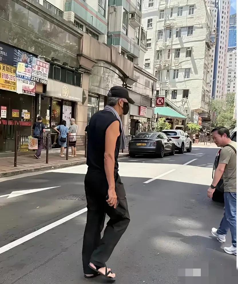 发哥在大街上锻炼回来，就像一名普通的大爷一样，匆匆走过，路边的行人回头频频看发哥