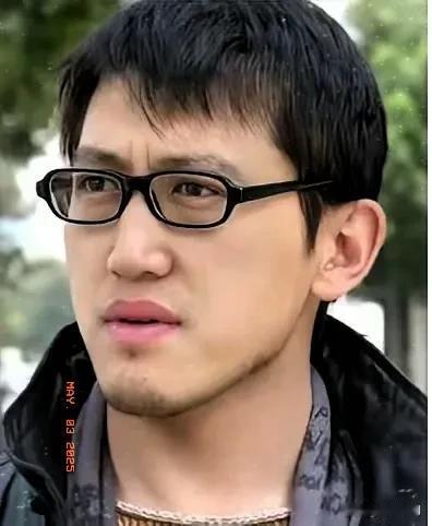 赵龙豪说，我上中戏那会儿，同学们都叫我“赵刺头”！
当年同学辛柏青在宿舍贴“赵春