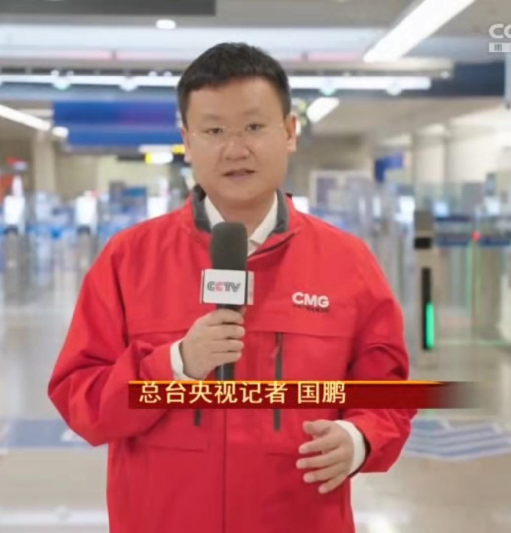 滞留海外的台湾同胞平安抵达上海，现场画面让人动容。从动荡地区平安归来，踏上祖国土