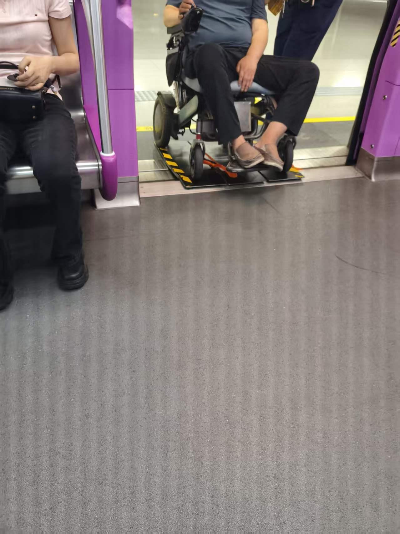 郑州市地铁站对特殊人群服务周到体贴关心的很呢！
        这是地铁某号线上