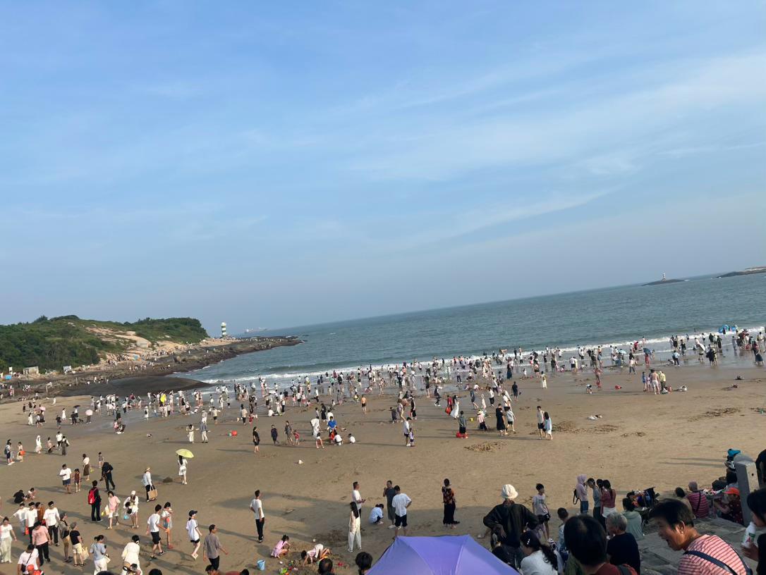 每日一善 一滴水是微不足道的，渗入泥土，便会消失不见，可汇聚成河却是川流不息。如