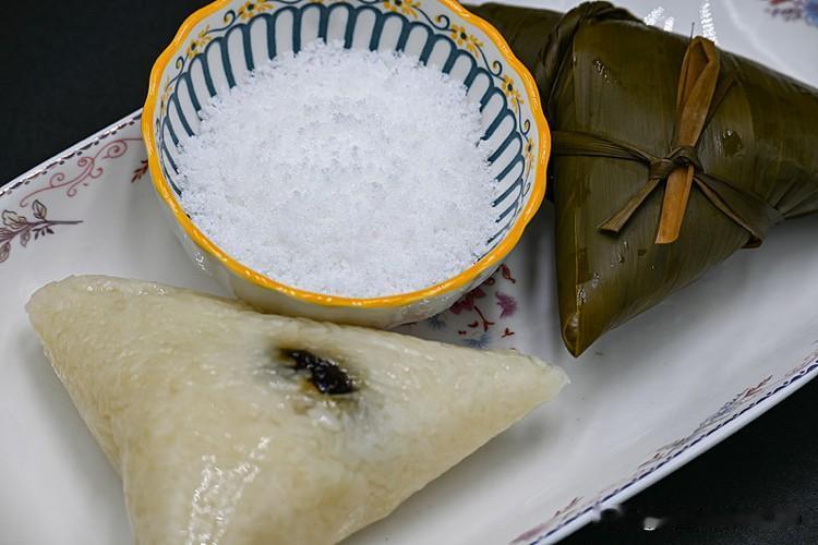 我认为甜粽。

我们北方一直以甜粽为主，包的粽子里面都放红枣或者是豆沙，吃起来甜