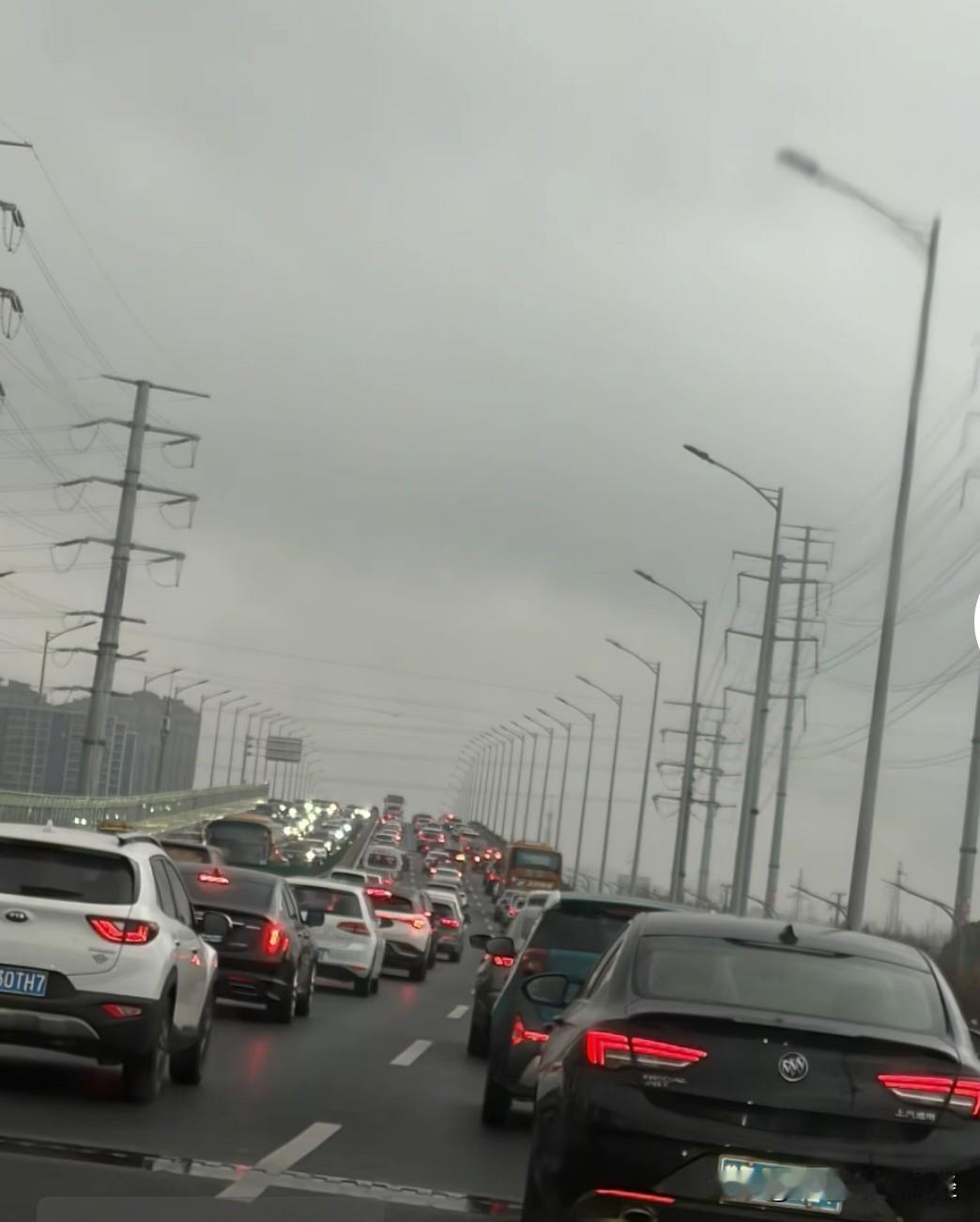 据说南通今天早高峰出现了历史级别的堵车，周一+阴雨天气，加上是中小学调整到校时间