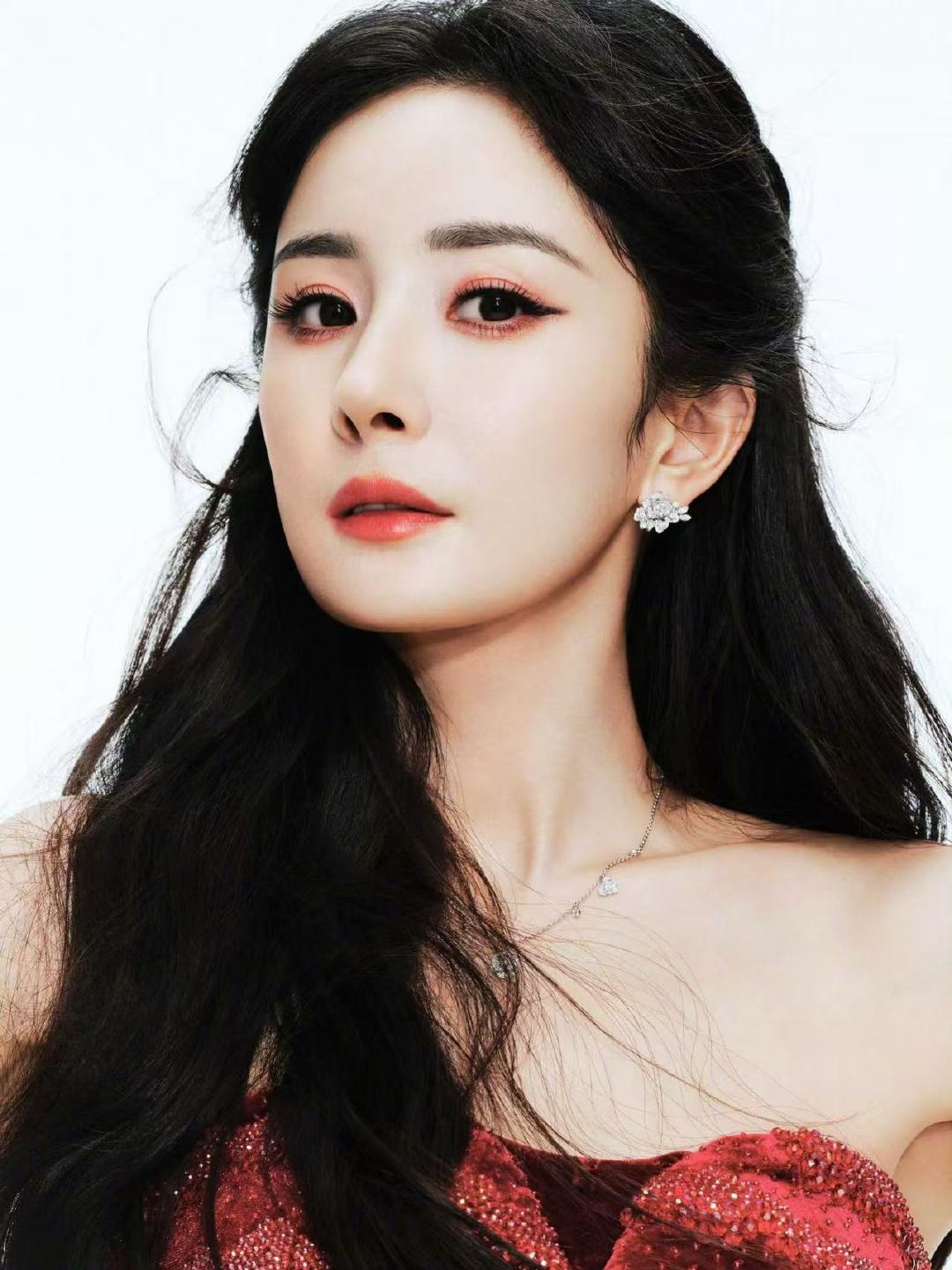 杨幂红丝绒手套杨幂红色镶钻高定给女王跪了[捂嘴哭][捂嘴哭][捂嘴哭] ​​​