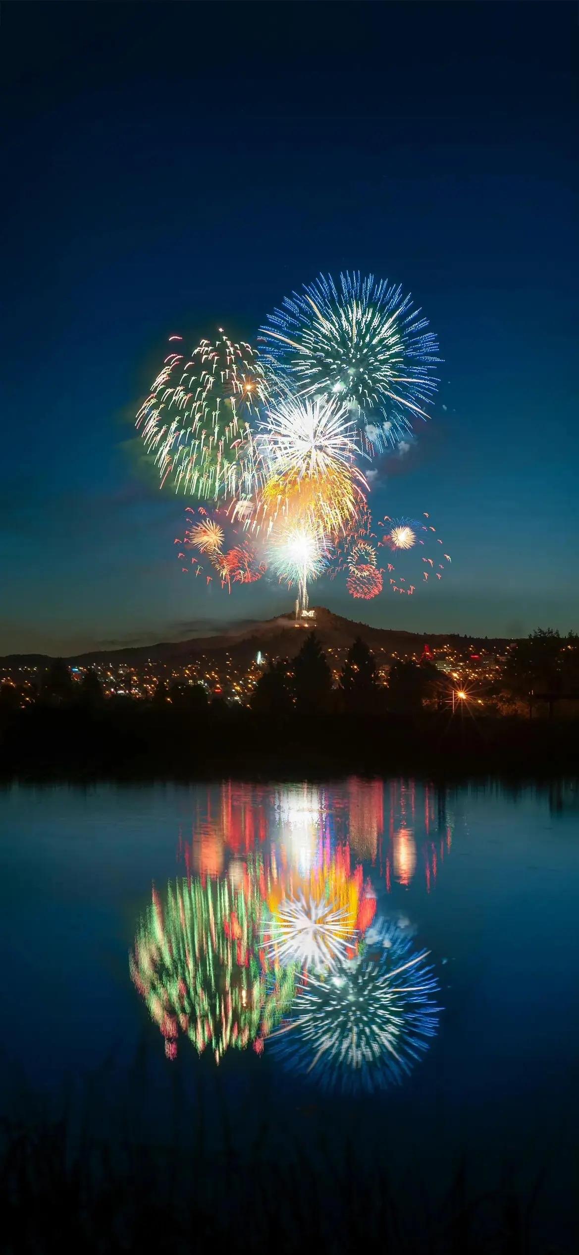 动物笑话
1. **螃蟹出门**
小螃蟹出门散步不小心撞到了泥鳅。泥鳅很生气：“