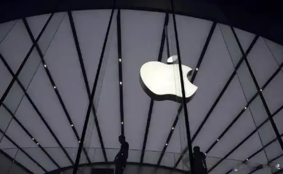 19年来头一遭。大连百年城Apple Store这周末正式歇业，当年开业排队的盛