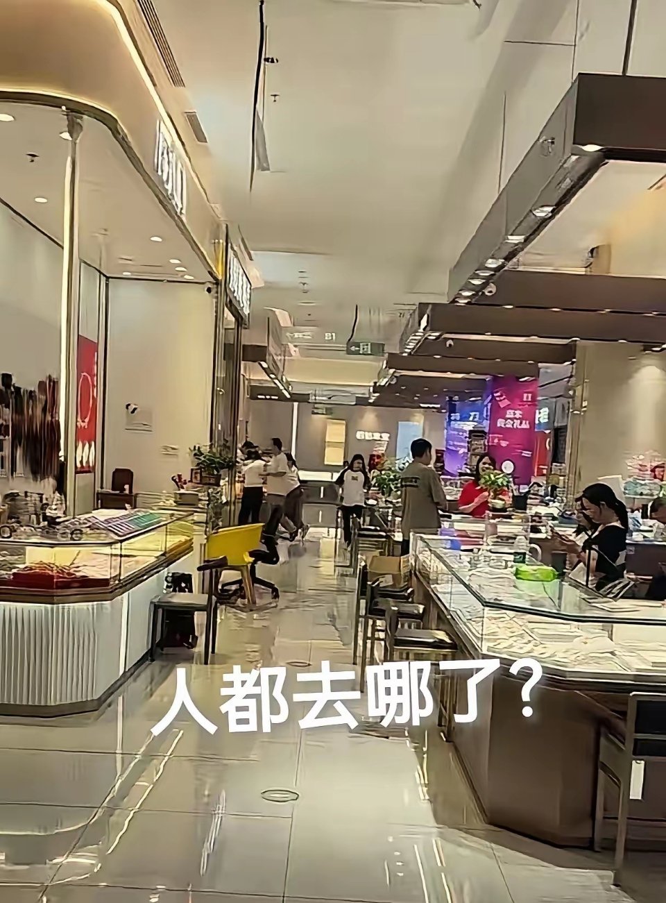 今天才猛然发觉，黄金这回是真的“跌惨了”。大盘金价已经悄无声息地滑到了877元/