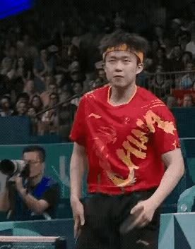 就喜欢看头哥骂骂咧咧

头哥总是骂骂咧咧的，也不知道在骂谁，可能在骂自己，不管骂