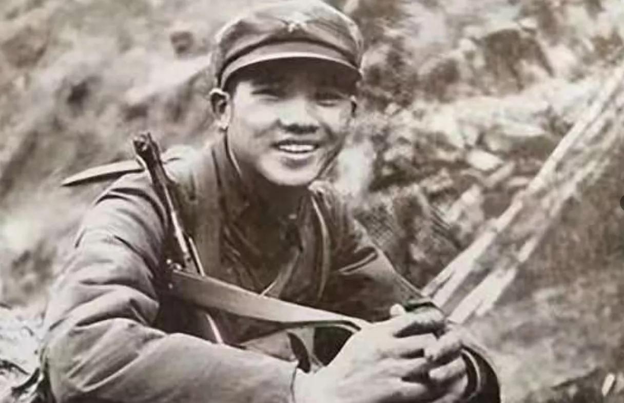 1979年，对越反击战中，一个战士奉命去前线送信，谁知他刚一赶到，就发现阵地已经