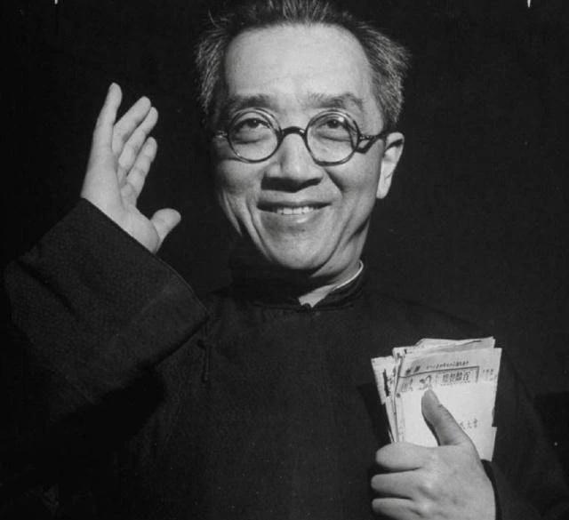 面对美国的校园活动，胡锡进不吭声。当年面对国民党的恶劣行为，胡适不仅不反对，还多