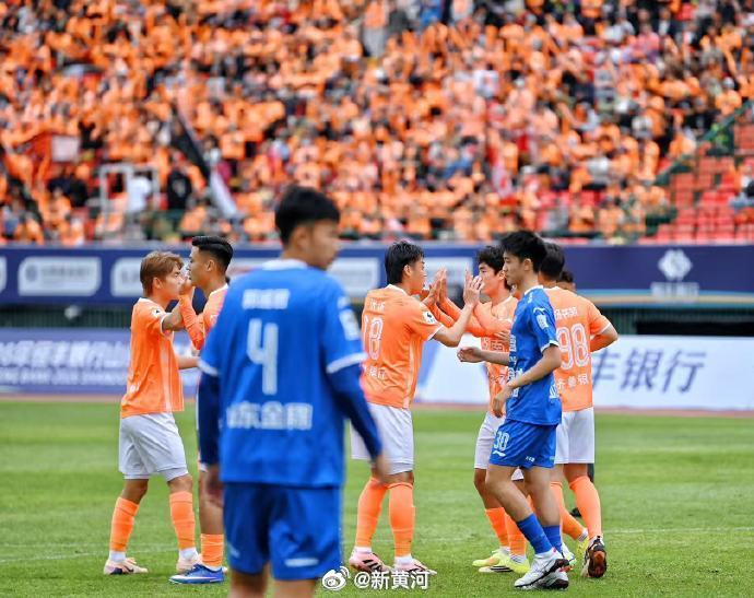 【#齐鲁超赛强强对决来了#】#齐鲁超赛济南vs烟台#   本周末，第三轮的榜首大