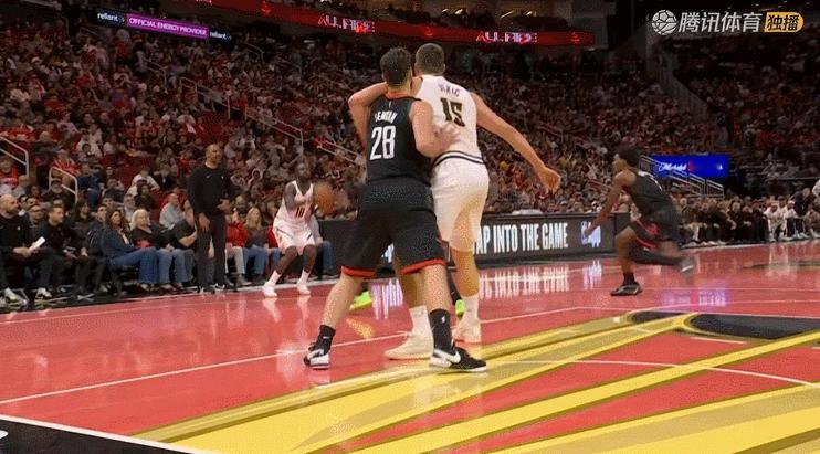 短短几个回合，申京快速领了3次犯规。其中还被约基奇骗了一个