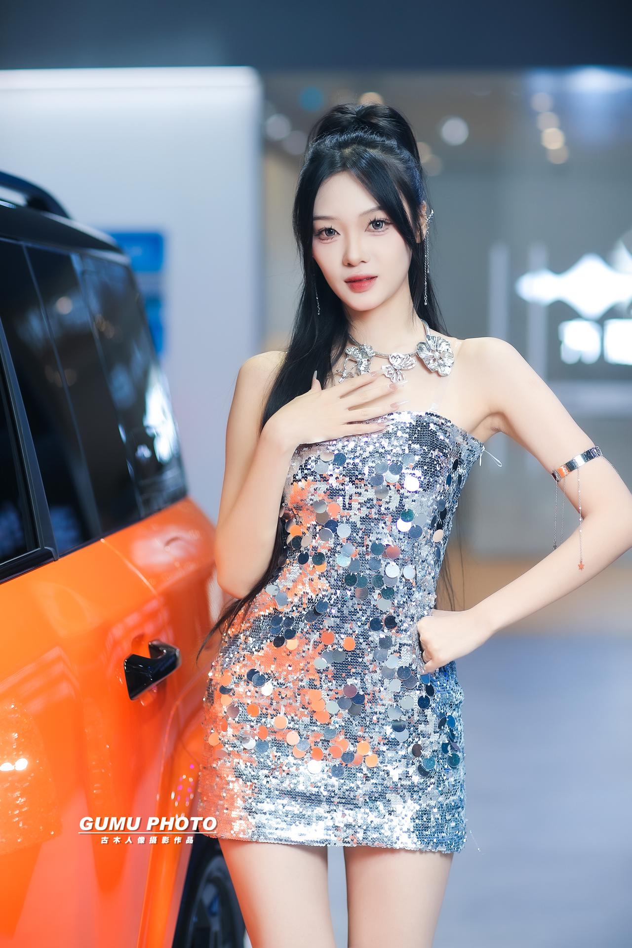 2025重庆汽车消费节方程豹展台模特小姐姐
