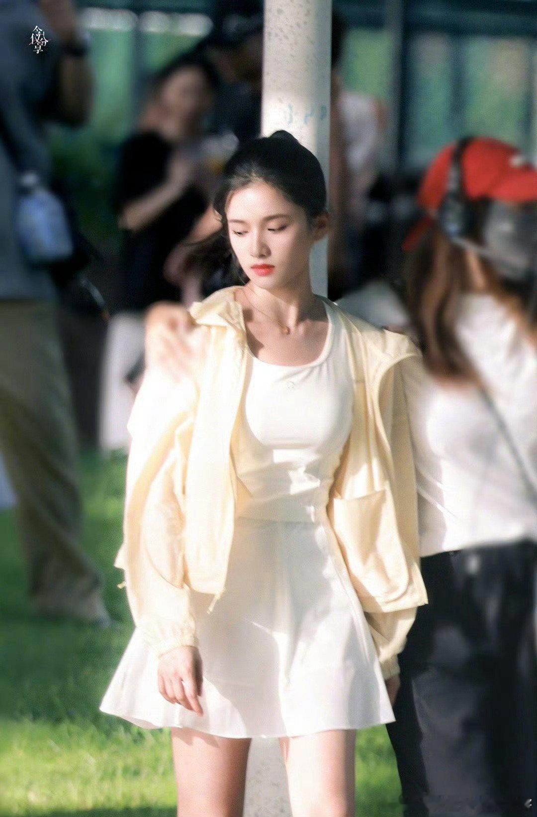 张婧仪苗靖高马尾路透张婧仪野狗骨头高马尾造型太美了，苗靖宝宝 ​​​