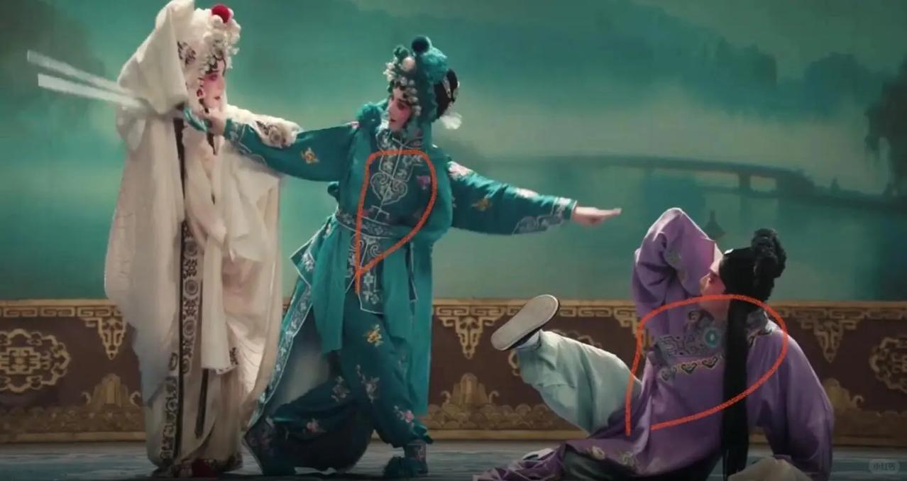 《主角》里窦骁一句"我爸穿过黄马褂"，弹幕吵翻了。  黄马褂是晚清特权符号、近代
