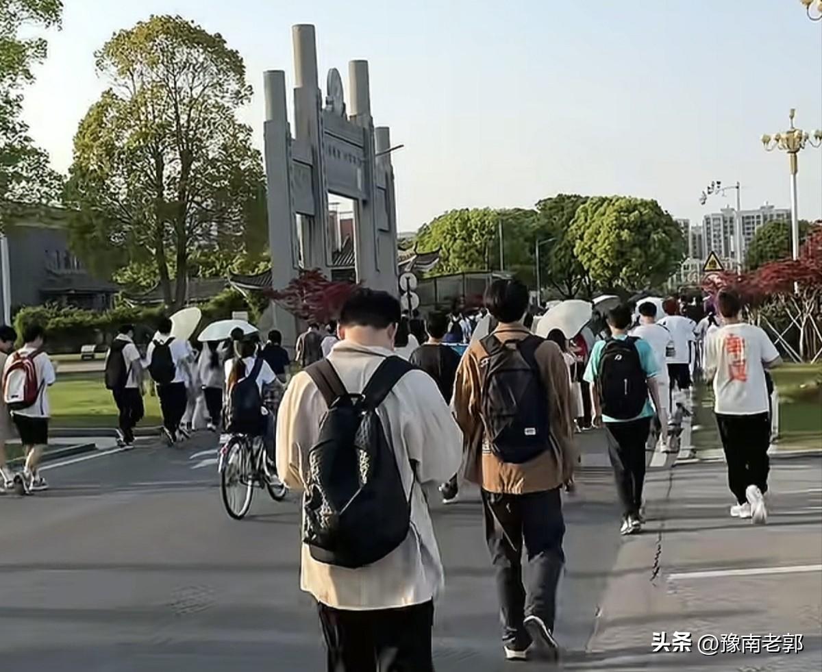 现在给一些孩子交流的时候，一些孩子认为学习好没有用，上大学没有用，发现有一个很大
