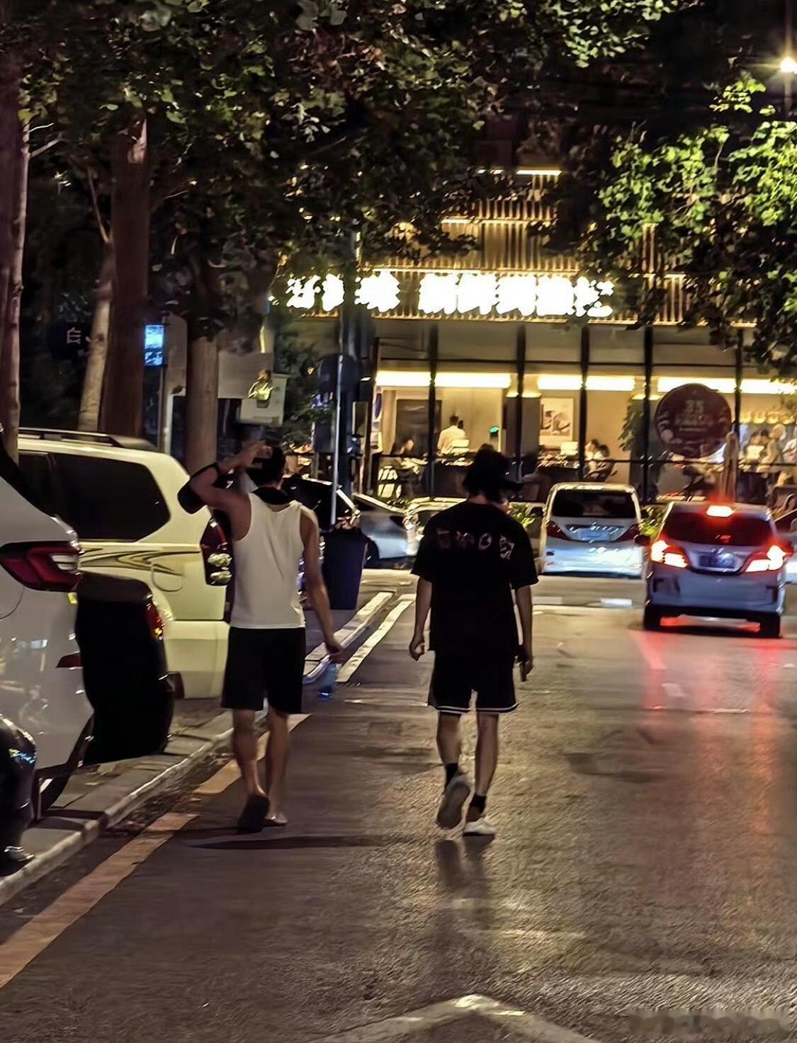 宋威龙全伊伦大连出发网友拍到宋威龙与全伊伦夜间现身大连街道，一同出发离开本地。 