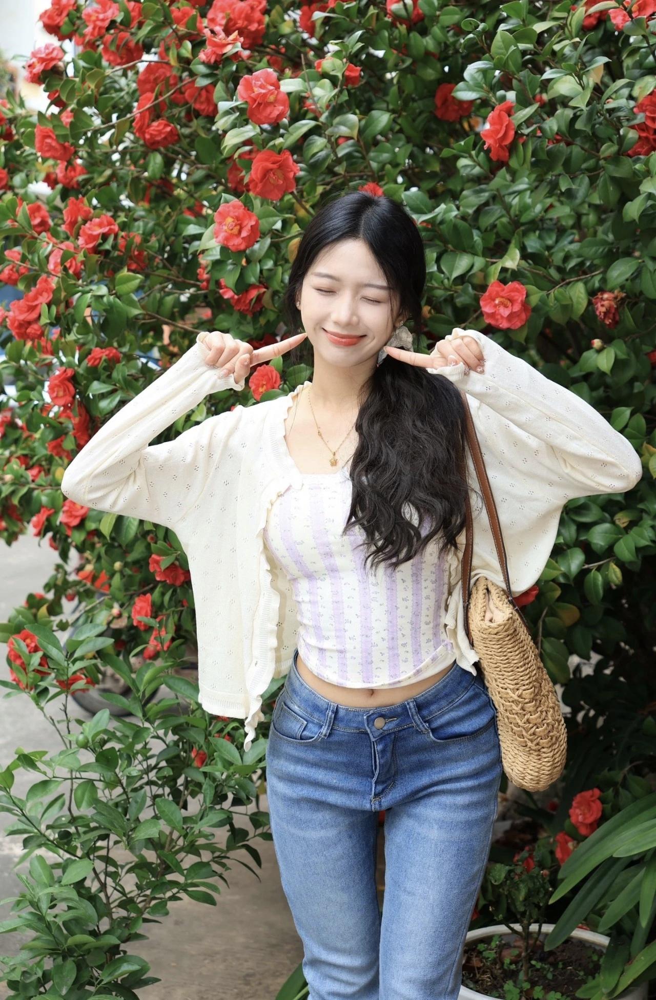 秋日穿搭风格系列/牛仔裤穿搭风格系列，笑容甜美可爱的美女，这身穿搭，显得清纯可爱