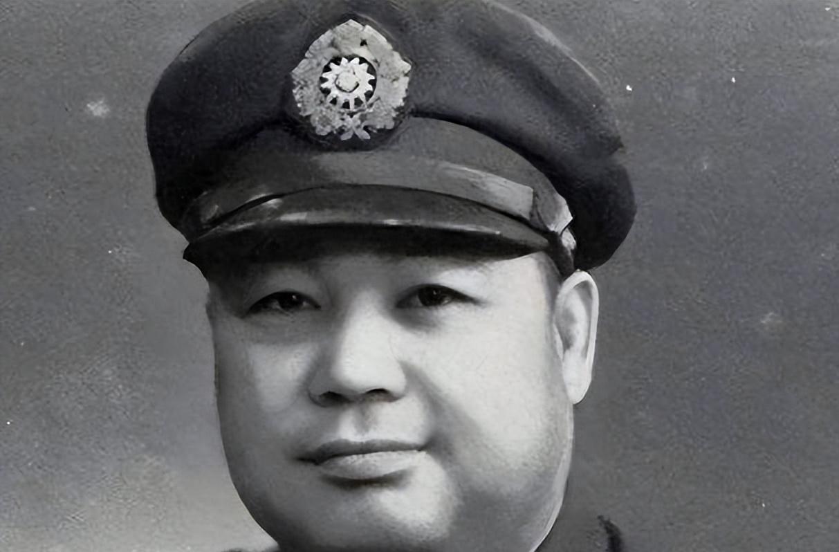 1975年4月，老蒋病死，在香港的关麟征非常悲痛，带着妻子去吊唁，一下飞机，他愣