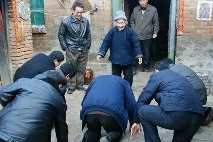 山东拜年磕头又要开始了

不知从什么时候开始，山东拜年时，晚辈要给长辈磕头，以示