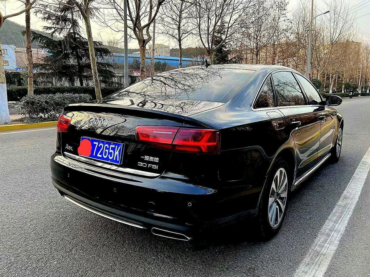这是曾经的中国神车奥迪a6。他曾在早期进入过国内，当时是以奥迪100的身份进入国
