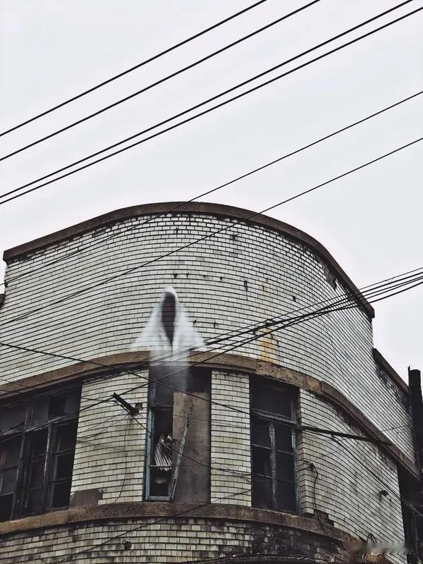 刚刚，小区里有位阿姨坐在地上号啕大哭，引来了不少人围观。她边哭边说：“我没法活了