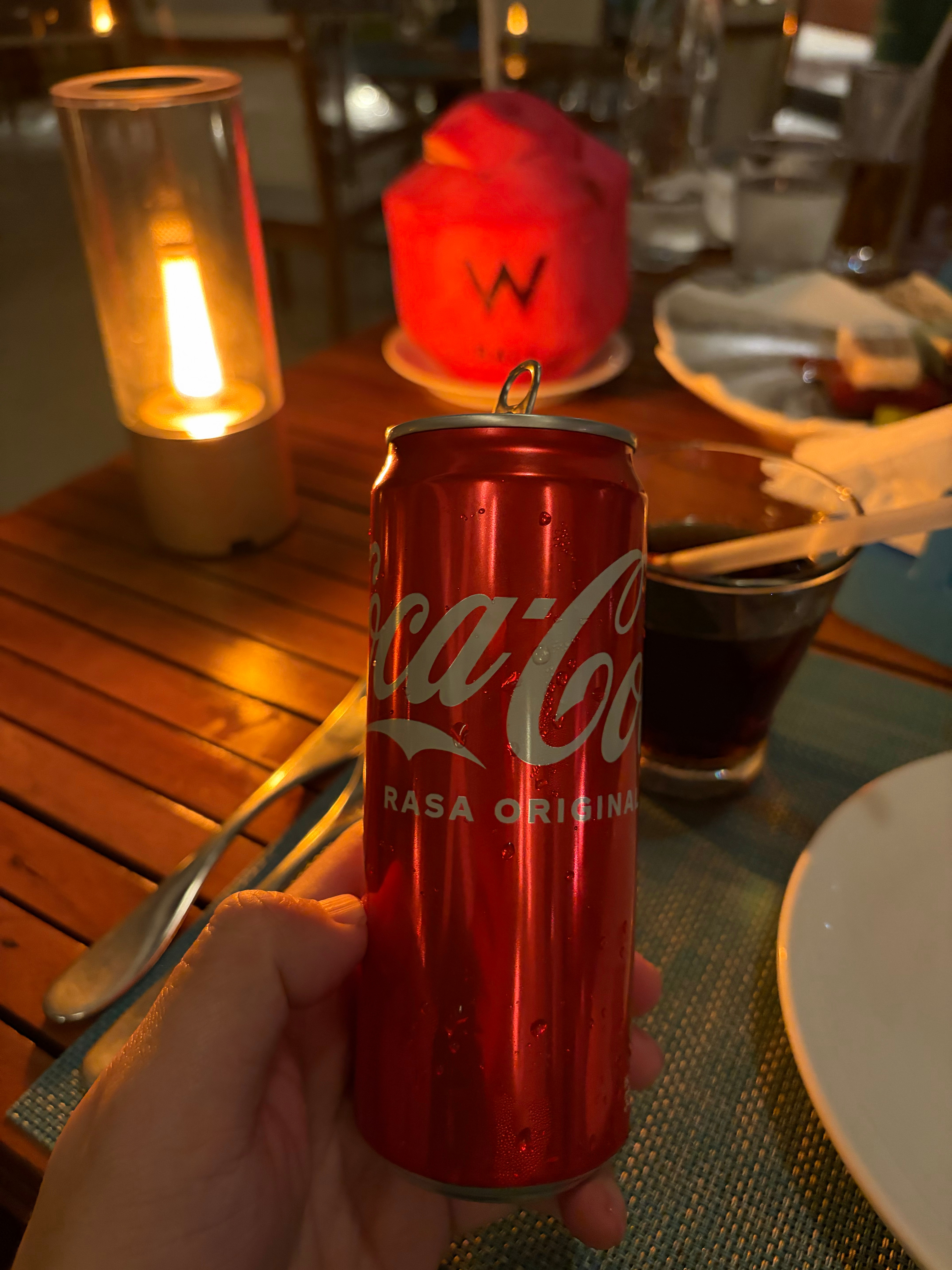 这两天在马来和印尼喝的可乐味道都不太对劲，没糖也不够气，喝下去跟王老吉没差多少。