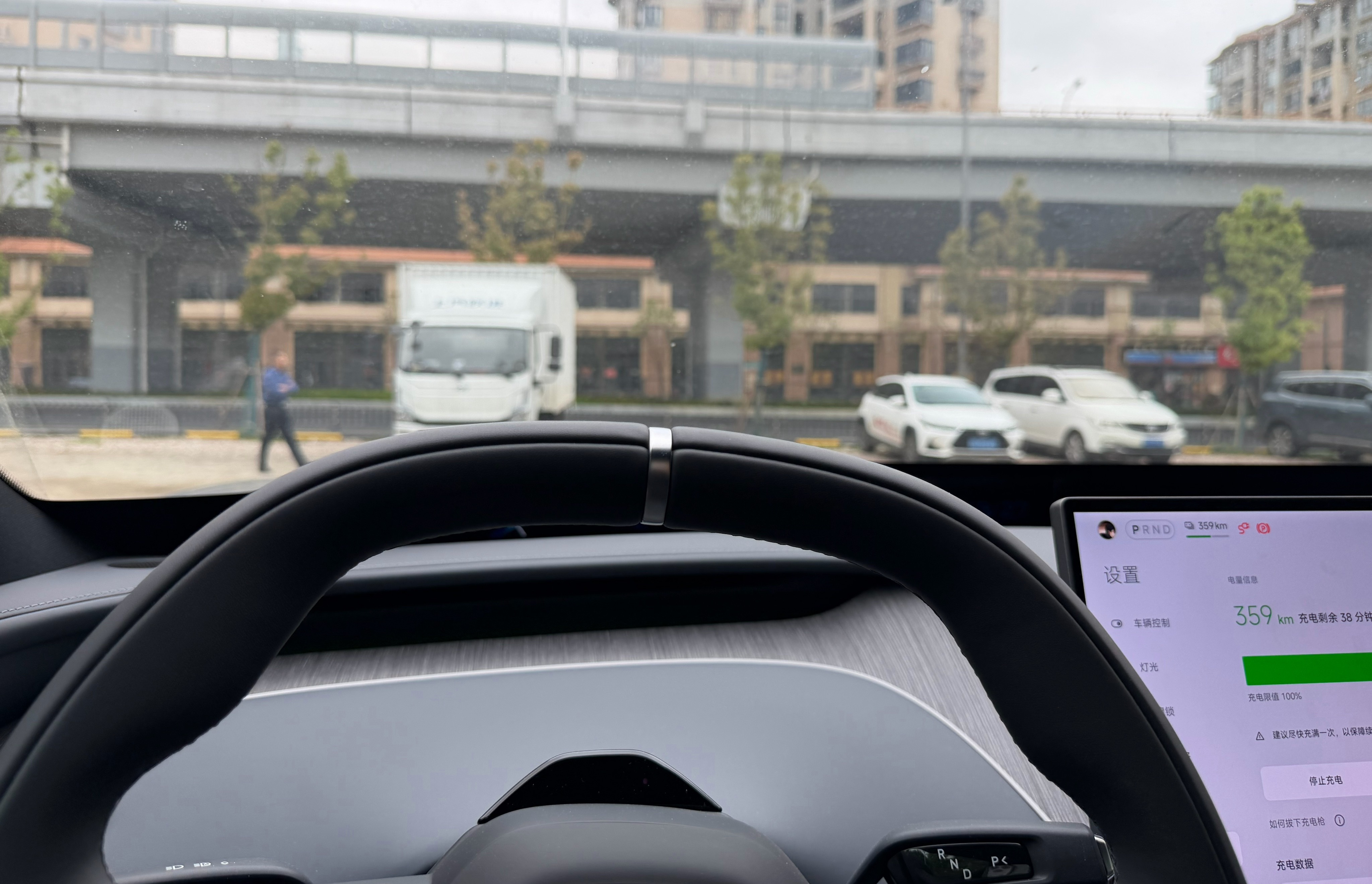 为什么房间里那么多灰尘毛这个我知道，都是“自产+外带”凑出来的。咱们每天掉皮屑、