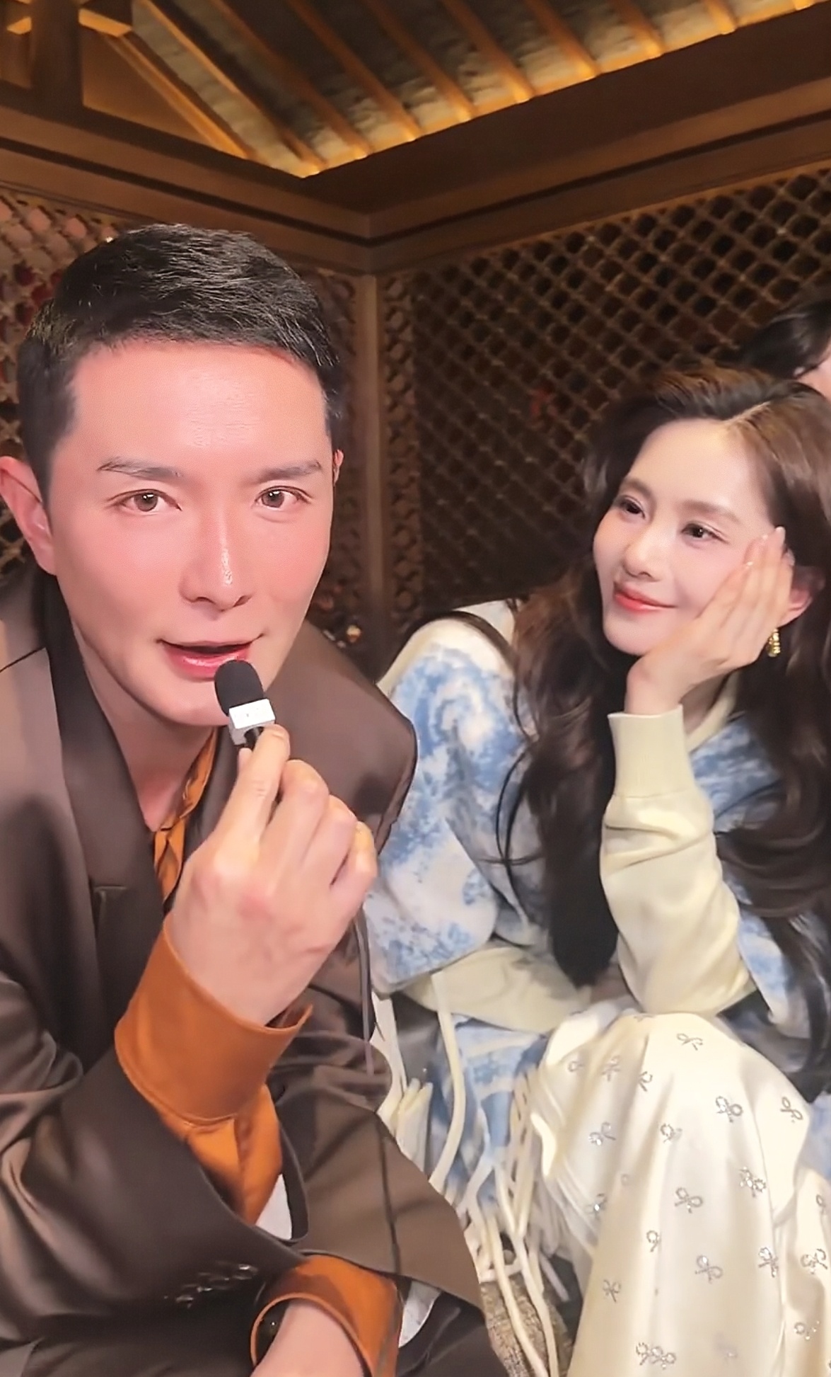 一姐私服好好看！！裤子貌似是sp？想知道披肩是啥牌子刘诗诗赵今麦郭晓婷合照✨vo