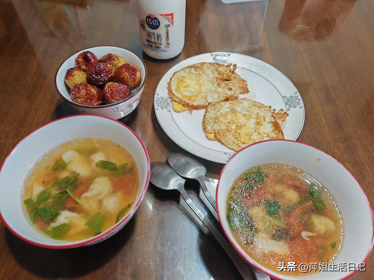 今天是七月的第一天，孙子要去幼小衔接班，七点我就做好了早饭。

冰箱里有小馄饨，