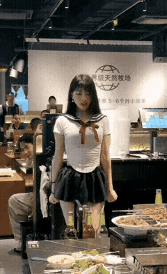 现在网红女主播也真是不容易，为了挣点钱经常得在公共场合直播，一般人估计都会有点不