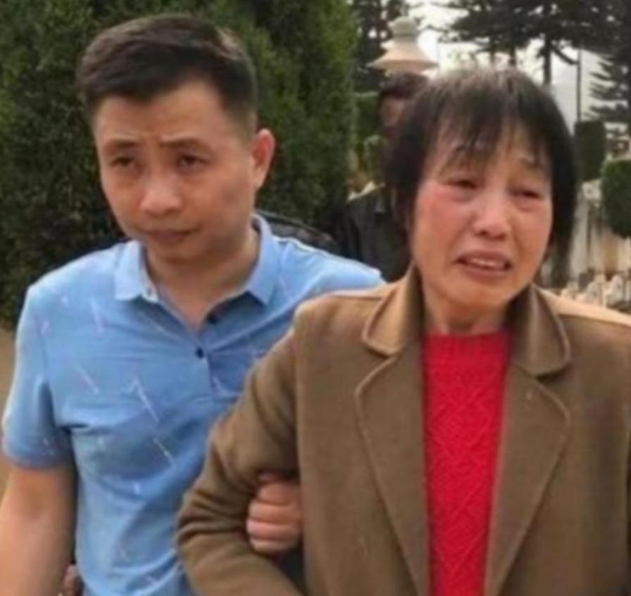 1984年，一战士壮烈牺牲，其新婚20天妻子拒绝改嫁，坚持生下遗腹子，35年后，