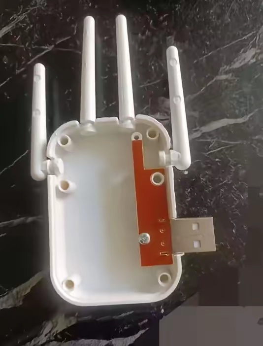 网上买的WiFi宽展器，感觉没啥作用，拆开看把我惊呆了，好歹你弄个电阻，led灯