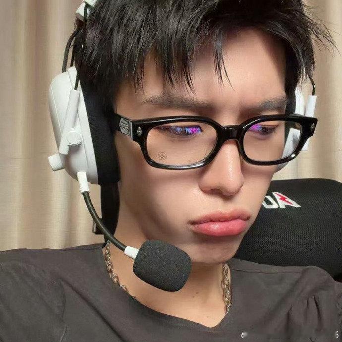 范丞丞评论区全是收小卡问价 范丞丞近日晒出库存自拍，评论区被粉丝“收小卡”“出不