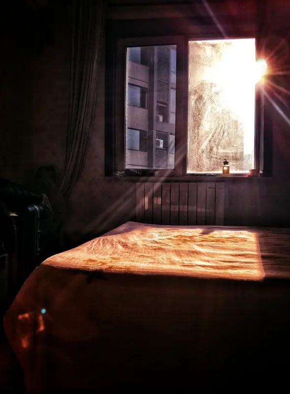 清晨起来，最美好的事莫过于拉开窗帘，让第一缕阳光洒在脸上。就像给生活开了个“美颜