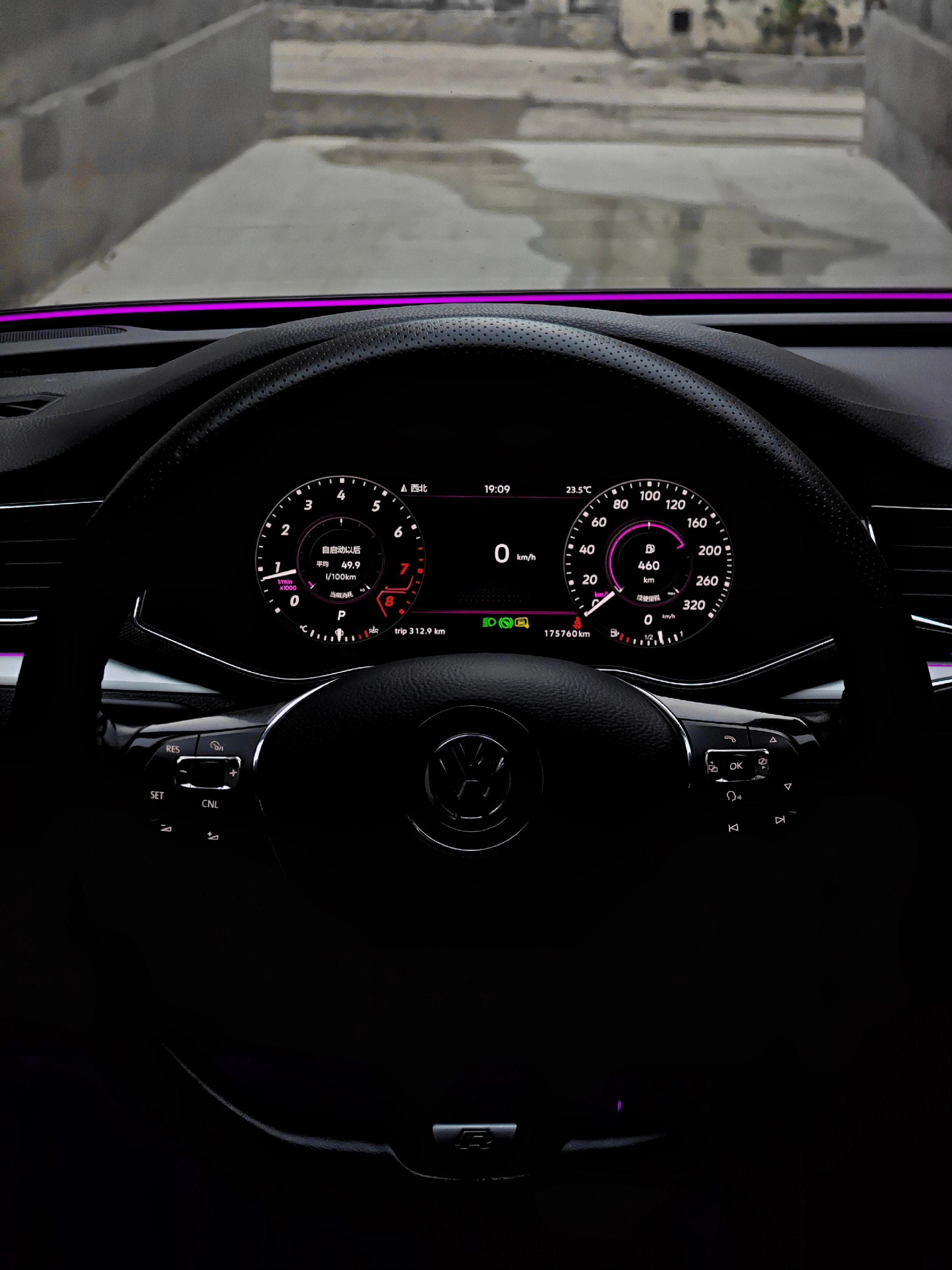 连屏时代 满是物理按键的内饰你还会喜欢嘛.