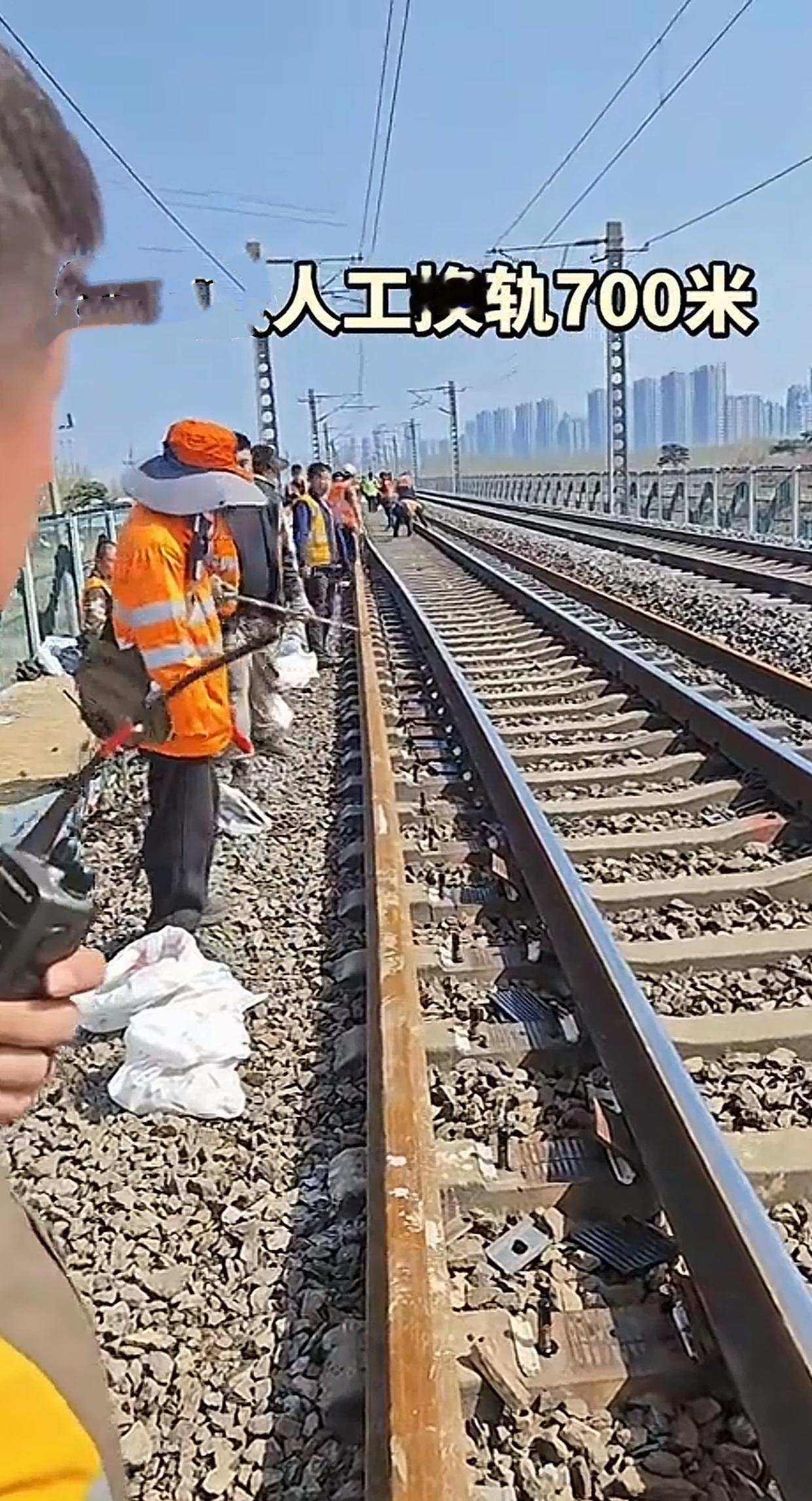 炸裂！700米人工换轨现场直击：防护员站位藏隐患？铁路外包队的生存困局，谁来守护