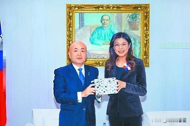 郑丽文给日本熊本捐款这事儿，网上的反应挺直接的。大家普遍觉得，这就是“对内要选票