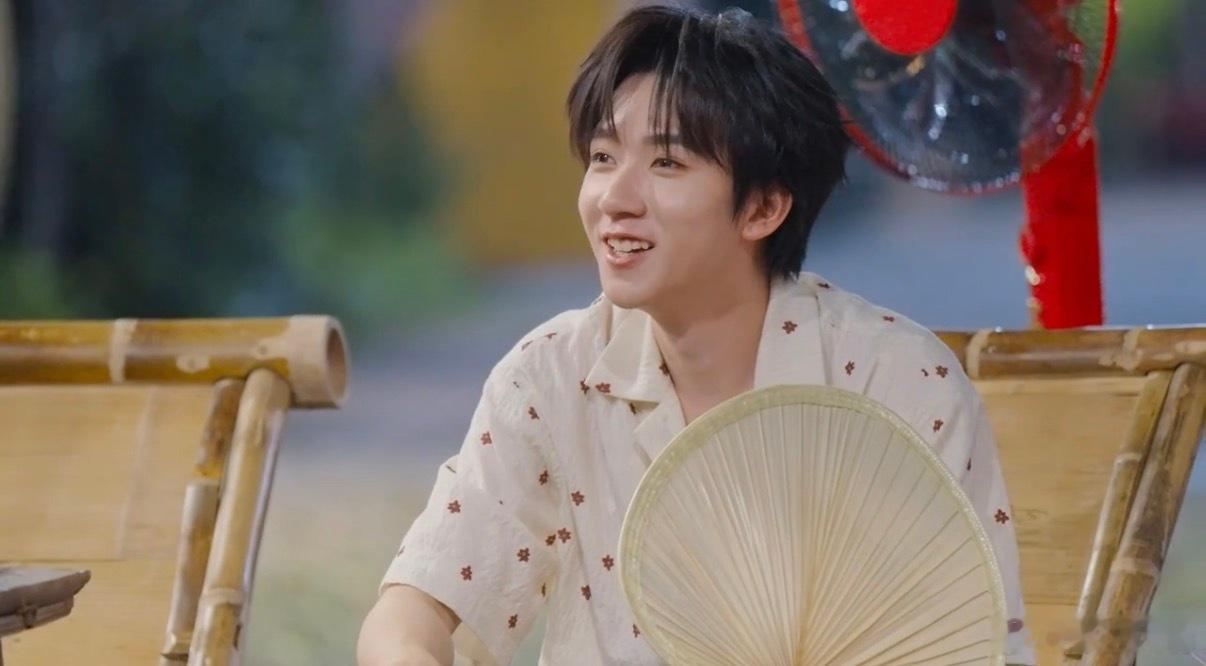 桃花坞全员为贺峻霖庆生 桃花坞给贺峻霖庆生的仪式感拉满！先是狼人杀营造氛围，接着