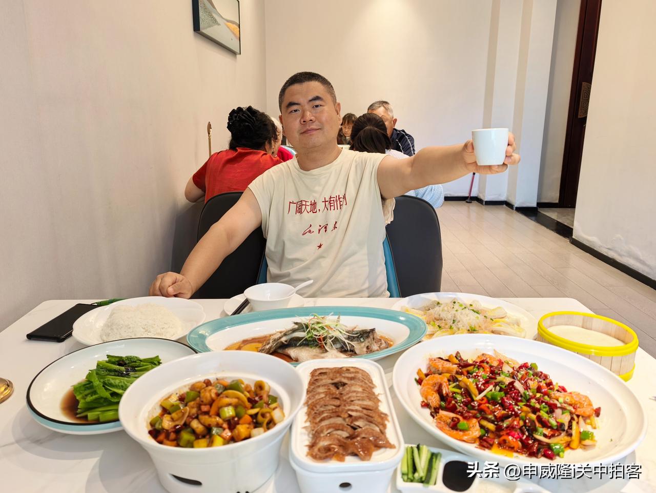 中午，回到咸阳市，直奔川粤味来饭店，品尝这里新推出的套餐，包括招牌烤鸭、清蒸鲈鱼