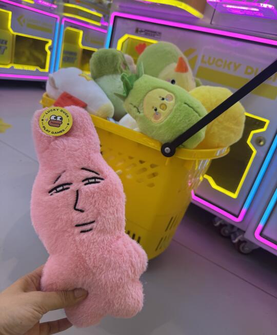 好久没来，技术没生疏[派对R] 先抓一两次，了解这家抓娃娃机的特点，有...