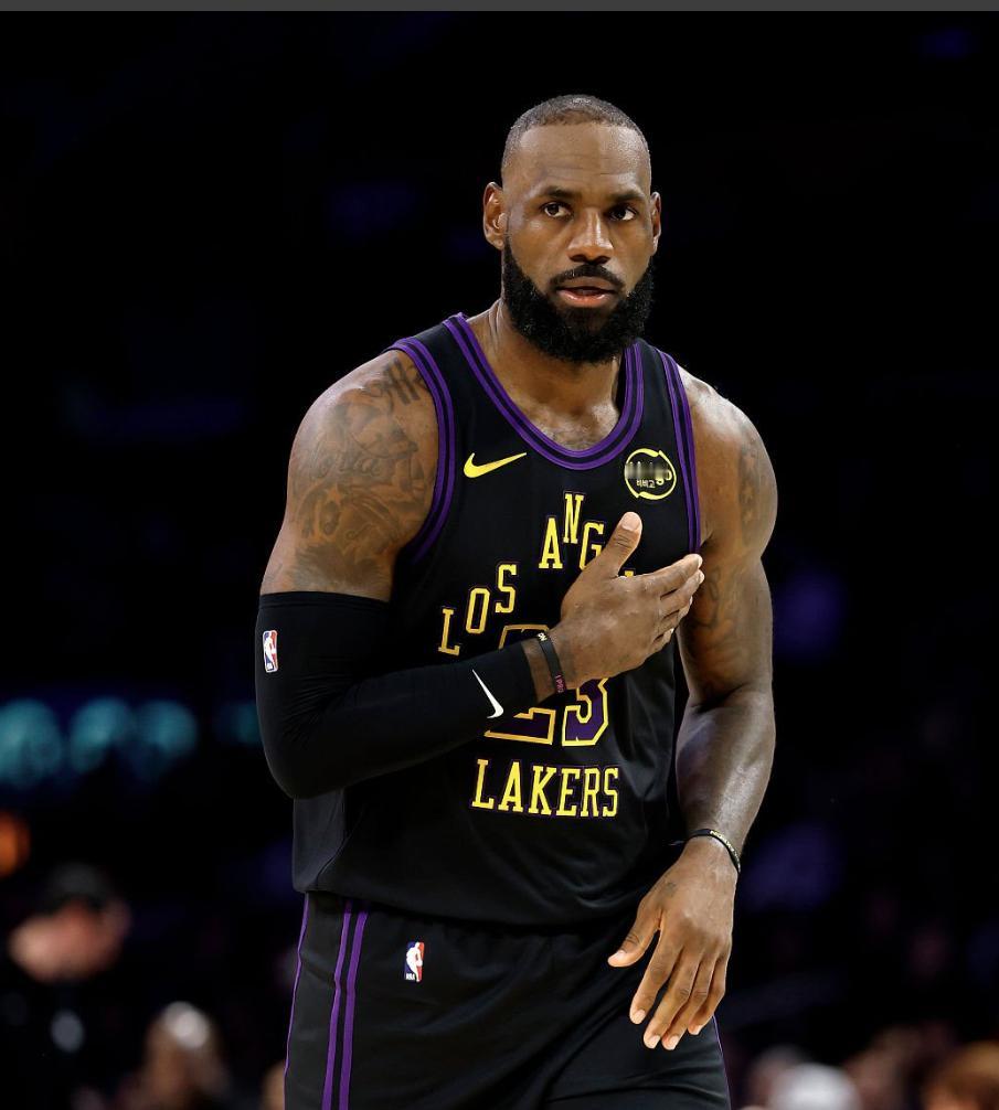 今天复出的詹姆斯迎来了新赛季的首秀！
比赛状态很好，有突破，有三分，最突出的还是